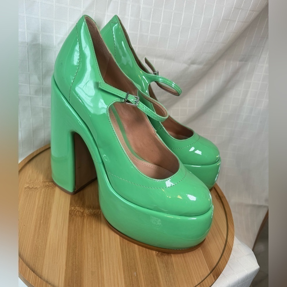 Women’s 9.5 Schutz green patent platform Heels